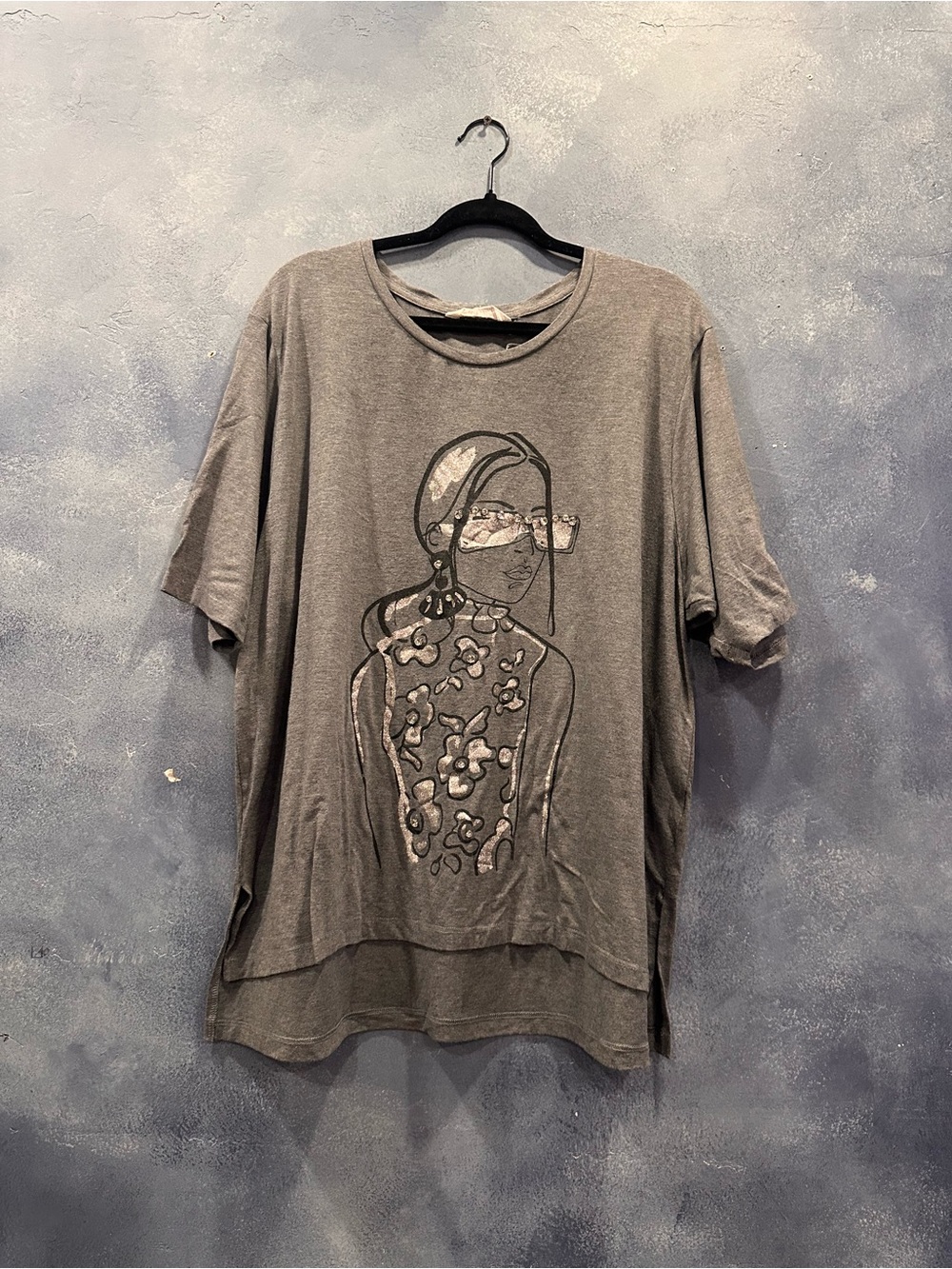 Women's Gray Short Sleeve Graphic Crewneck Tee